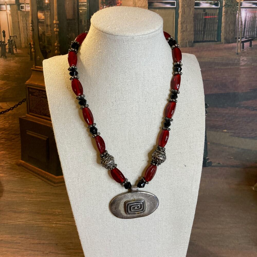 0097 Chico's Red Glass & Black Bead Statement Necklace w/Spiral Hammered Pendant